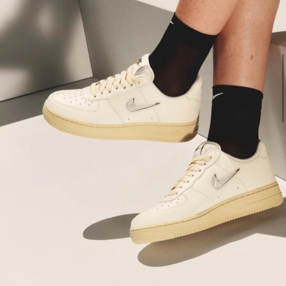 Women’s Air Force Q ‘07 LX coconut milk/light bone/lemon -size 6